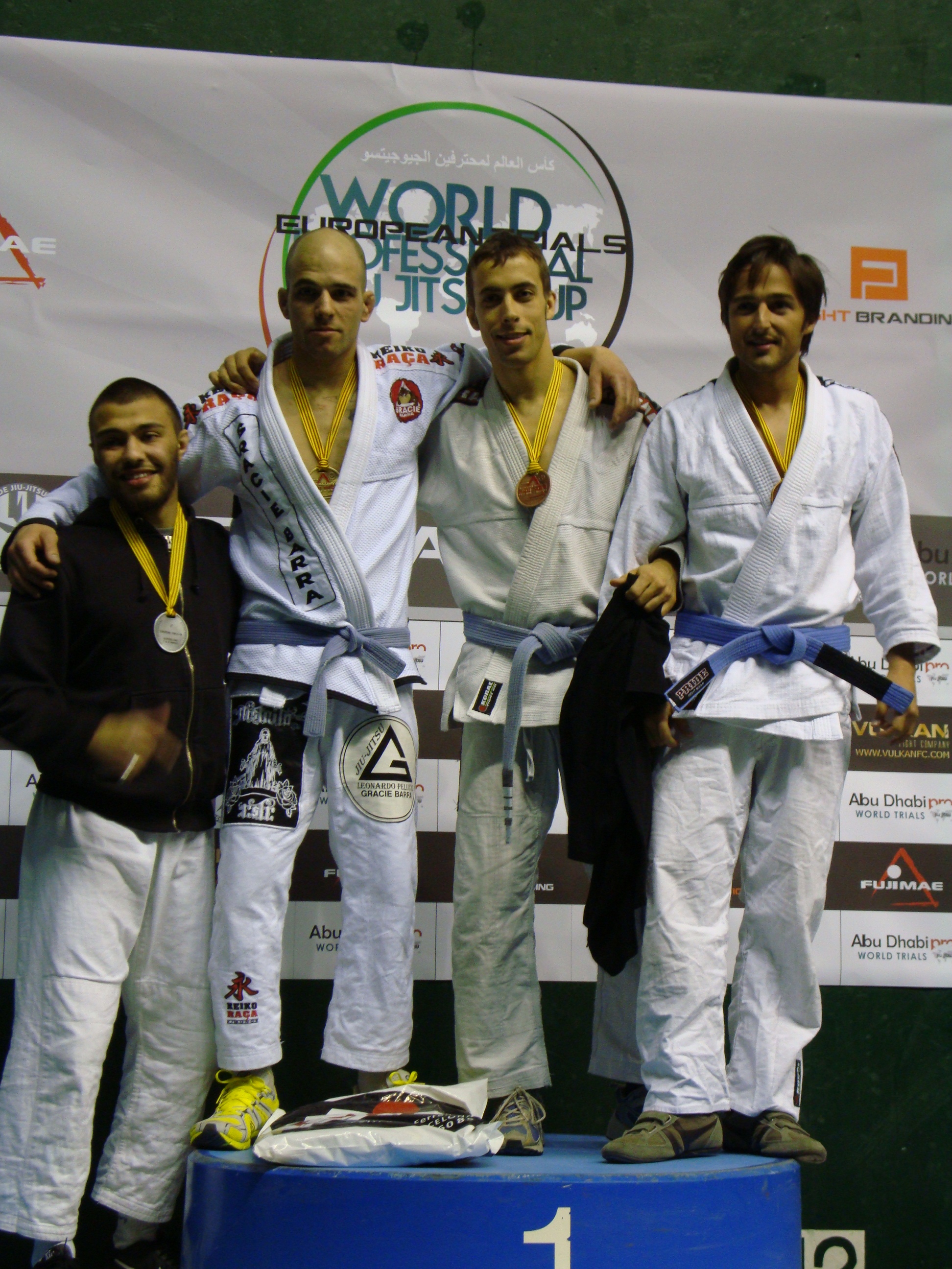 Sergio Calderón en el podio Azul -68kg